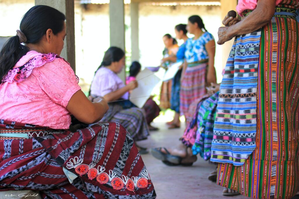 Centrum Kultury Latynoskiej - kobiety w tradycyjnych strojach w Gwatemali